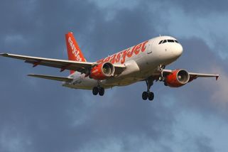 Problémoví cestující zapříčinili zpoždění letu o 30 hodin - Novinky